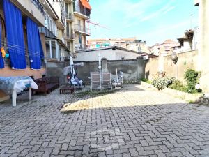 VILLA BIFAMILIARE SU PIU' LIVELLI CON CORTILE INTERNO