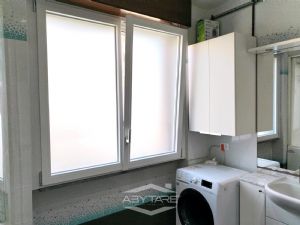VILLA BIFAMILIARE SU PIU' LIVELLI CON CORTILE INTERNO