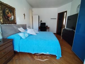 VILLA BIFAMILIARE SU PIU' LIVELLI CON CORTILE INTERNO