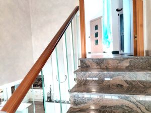 VILLA BIFAMILIARE SU PIU' LIVELLI CON CORTILE INTERNO