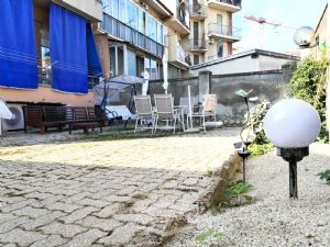 VILLA BIFAMILIARE SU PIU' LIVELLI CON CORTILE INTERNO