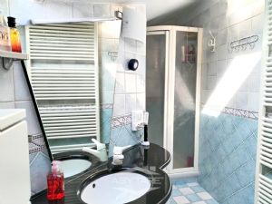 VILLA BIFAMILIARE SU PIU' LIVELLI CON CORTILE INTERNO
