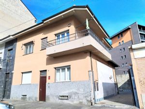 VILLA BIFAMILIARE SU PIU' LIVELLI CON CORTILE INTERNO