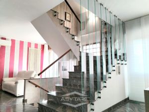 VILLA BIFAMILIARE SU PIU' LIVELLI CON CORTILE INTERNO