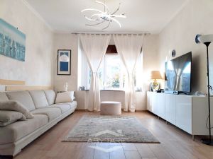 VILLA BIFAMILIARE SU PIU' LIVELLI CON CORTILE INTERNO