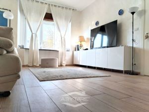 VILLA BIFAMILIARE SU PIU' LIVELLI CON CORTILE INTERNO
