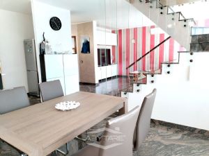 VILLA BIFAMILIARE SU PIU' LIVELLI CON CORTILE INTERNO