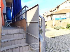 VILLA BIFAMILIARE SU PIU' LIVELLI CON CORTILE INTERNO