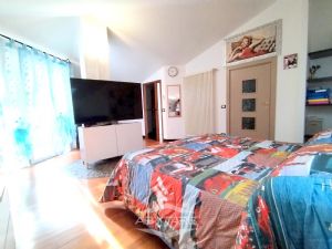 VILLA BIFAMILIARE SU PIU' LIVELLI CON CORTILE INTERNO