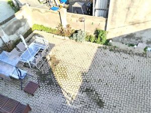 VILLA BIFAMILIARE SU PIU' LIVELLI CON CORTILE INTERNO