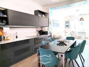 VILLA BIFAMILIARE SU PIU' LIVELLI CON CORTILE INTERNO