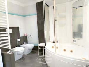 VILLA BIFAMILIARE SU PIU' LIVELLI CON CORTILE INTERNO