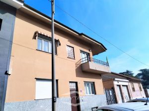VILLA BIFAMILIARE SU PIU' LIVELLI CON CORTILE INTERNO