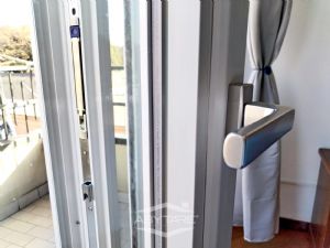 VILLA BIFAMILIARE SU PIU' LIVELLI CON CORTILE INTERNO