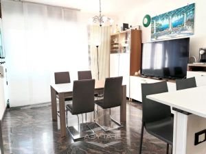 VILLA BIFAMILIARE SU PIU' LIVELLI CON CORTILE INTERNO