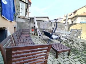 VILLA BIFAMILIARE SU PIU' LIVELLI CON CORTILE INTERNO