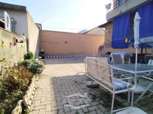 VILLA BIFAMILIARE SU PIU' LIVELLI CON CORTILE INTERNO