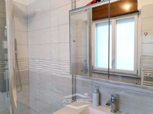 VILLA BIFAMILIARE SU PIU' LIVELLI CON CORTILE INTERNO