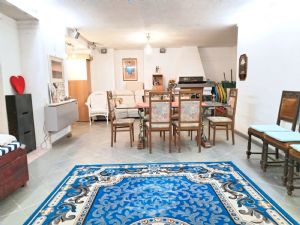VILLA BIFAMILIARE SU PIU' LIVELLI CON CORTILE INTERNO
