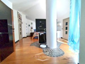 VILLA BIFAMILIARE SU PIU' LIVELLI CON CORTILE INTERNO