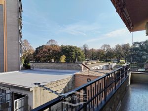 VILLA BIFAMILIARE SU PIU' LIVELLI CON CORTILE INTERNO