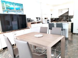 VILLA BIFAMILIARE SU PIU' LIVELLI CON CORTILE INTERNO