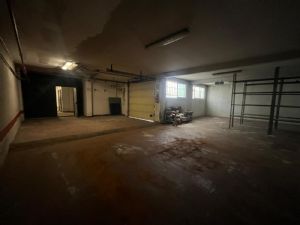 Magazzino con uffici e autorimessa