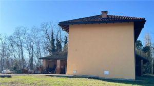 CASCINA LIBERA SU 4 LATI PANORAMICA CON TERRENO