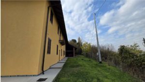 CASCINA LIBERA SU 4 LATI PANORAMICA CON TERRENO