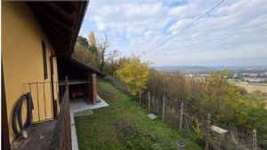CASCINA LIBERA SU 4 LATI PANORAMICA CON TERRENO