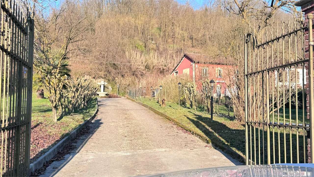 CASCIINA PIEMONTESE LIBERA SU 3 LATI CON TERRENO