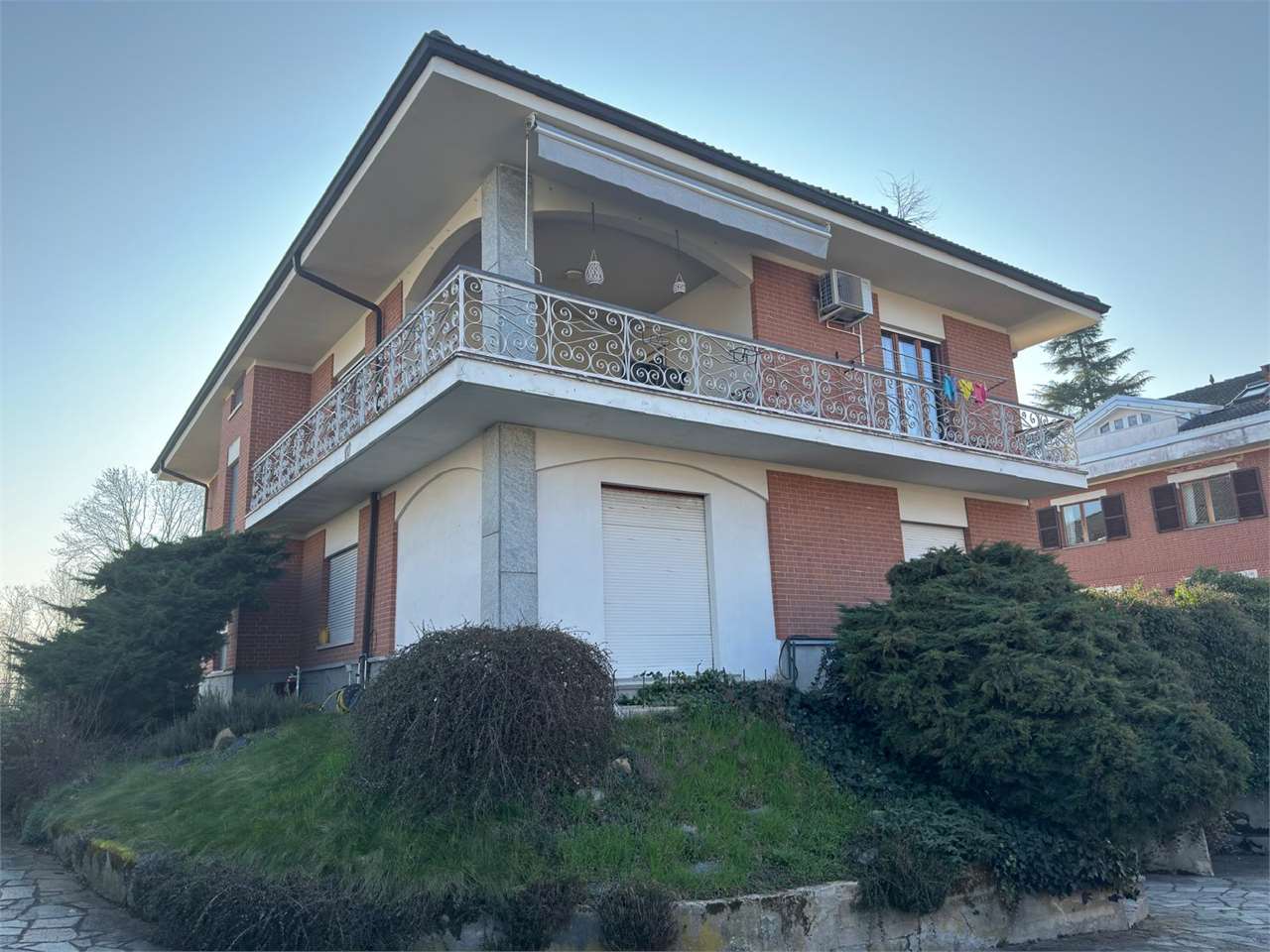 NORD -Prestigiosa Villa Trifamiliare con Giardino