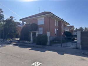 NORD -Prestigiosa Villa Trifamiliare con Giardino