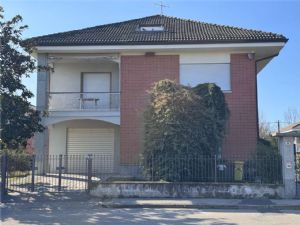 NORD -Prestigiosa Villa Trifamiliare con Giardino