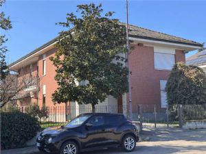 NORD -Prestigiosa Villa Trifamiliare con Giardino