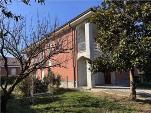 NORD -Prestigiosa Villa Trifamiliare con Giardino