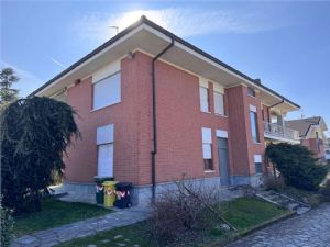 NORD -Prestigiosa Villa Trifamiliare con Giardino