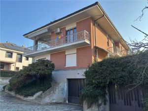 NORD -Prestigiosa Villa Trifamiliare con Giardino