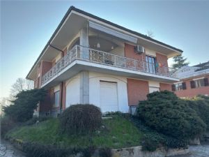 NORD -Prestigiosa Villa Trifamiliare con Giardino