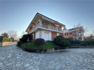 NORD -Prestigiosa Villa Trifamiliare con Giardino