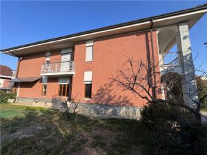NORD -Prestigiosa Villa Trifamiliare con Giardino