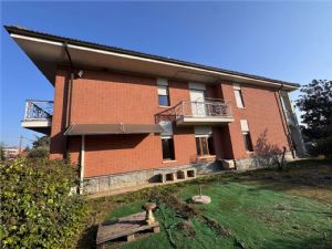 NORD -Prestigiosa Villa Trifamiliare con Giardino