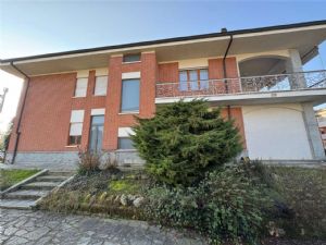 NORD -Prestigiosa Villa Trifamiliare con Giardino