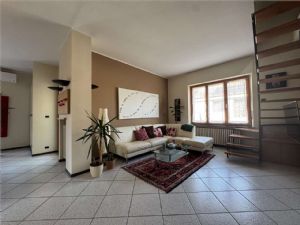 NORD -Prestigiosa Villa Trifamiliare con Giardino