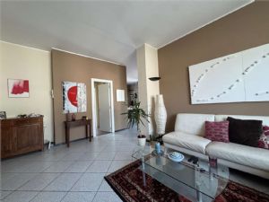 NORD -Prestigiosa Villa Trifamiliare con Giardino