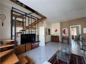 NORD -Prestigiosa Villa Trifamiliare con Giardino