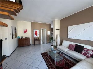 NORD -Prestigiosa Villa Trifamiliare con Giardino