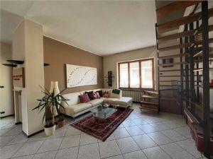 NORD -Prestigiosa Villa Trifamiliare con Giardino