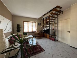 NORD -Prestigiosa Villa Trifamiliare con Giardino