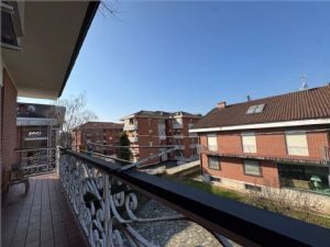 NORD -Prestigiosa Villa Trifamiliare con Giardino